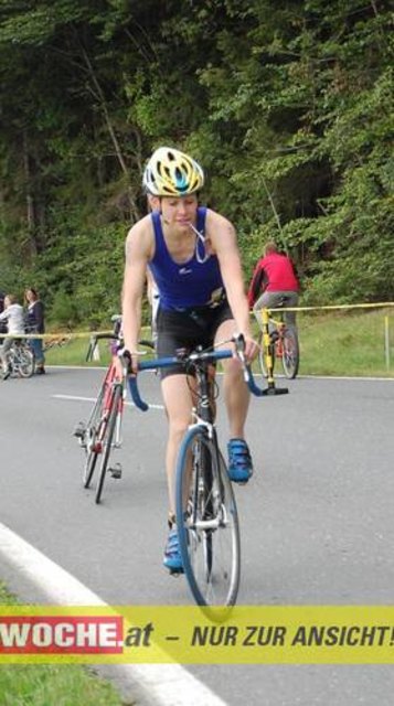 An die 500 Triathleten mußten 500 Meter schwimmen, 32 Kilometer radfahren und 6,7 Kilometer laufen.