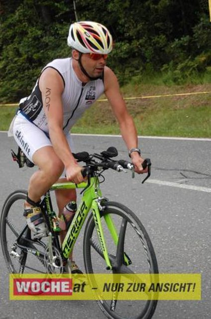 An die 500 Triathleten mußten 500 Meter schwimmen, 32 Kilometer radfahren und 6,7 Kilometer laufen.