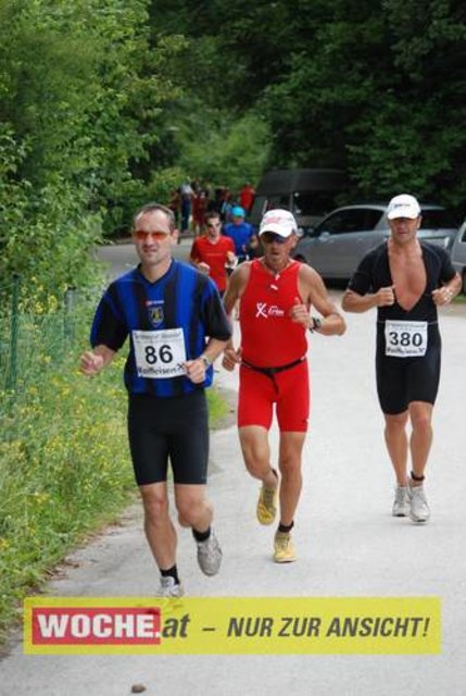 An die 500 Triathleten mußten 500 Meter schwimmen, 32 Kilometer radfahren und 6,7 Kilometer laufen.