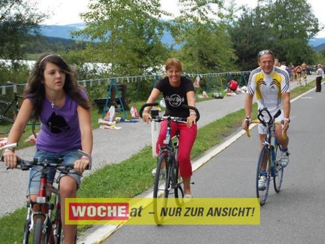 An die 500 Triathleten mußten 500 Meter schwimmen, 32 Kilometer radfahren und 6,7 Kilometer laufen.