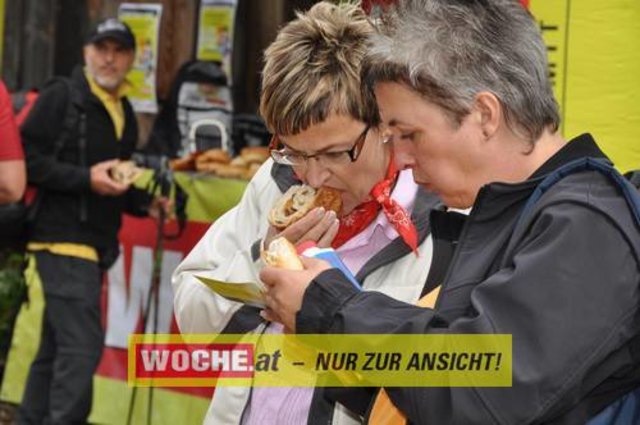 Weit über 700 Wanderer kamen zum "wasser.reich" Wandertag der WOCHE. Musikalisch dabei SAXROYAL, der Gemischte Chor Seeboden und Udo Wenders. Für das Frühstück sorgte die "Knusperstube" und "Kärntnermilch".
