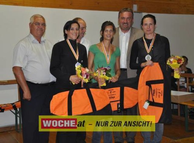An die 500 Triathleten mußten 500 Meter schwimmen, 32 Kilometer radfahren und 6,7 Kilometer laufen.