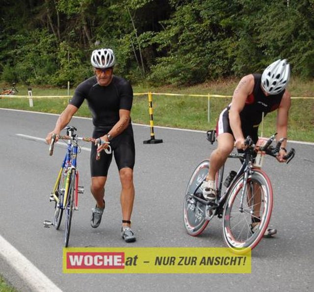 An die 500 Triathleten mußten 500 Meter schwimmen, 32 Kilometer radfahren und 6,7 Kilometer laufen.