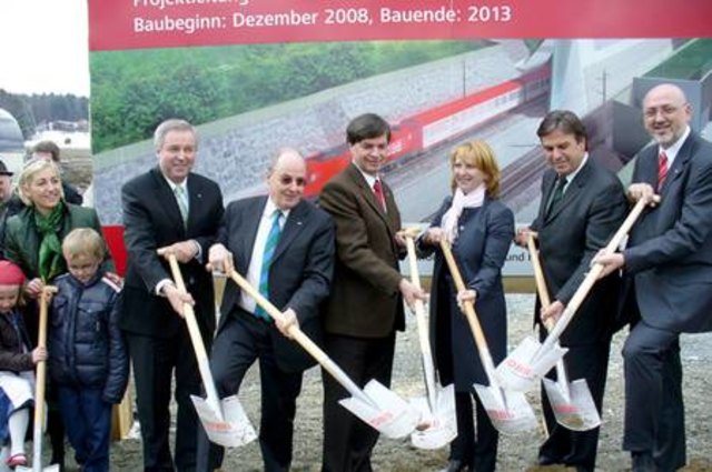 Beim Spatenstich in der Steiermark: Landesrätin Mag. Kristina Edlinger-Ploder mit ihren Kindern Johanna und Klemens, Landeshauptmann-Stv. Hermann Schützenhöfer, der Vorstand der íBB-Infrastruktur Bau AG Dipl.-Ing. Dr. Michael Vavrovsky, der Sprecher des V