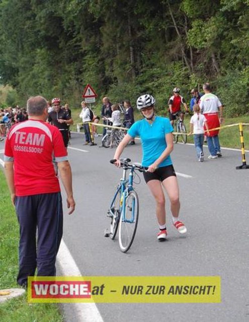 An die 500 Triathleten mußten 500 Meter schwimmen, 32 Kilometer radfahren und 6,7 Kilometer laufen.
