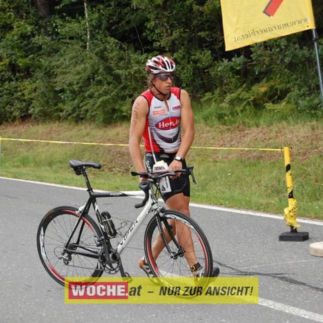An die 500 Triathleten mußten 500 Meter schwimmen, 32 Kilometer radfahren und 6,7 Kilometer laufen.