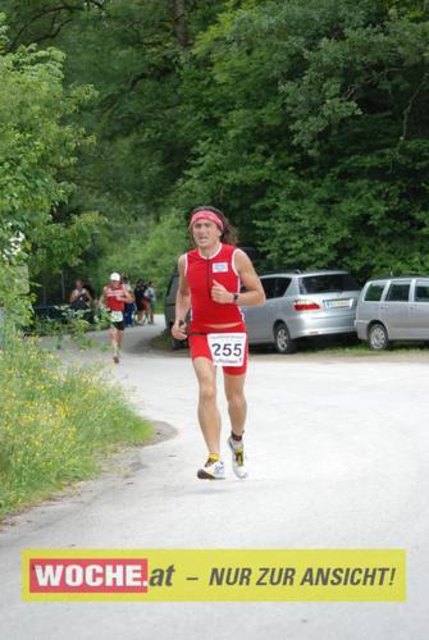 An die 500 Triathleten mußten 500 Meter schwimmen, 32 Kilometer radfahren und 6,7 Kilometer laufen.