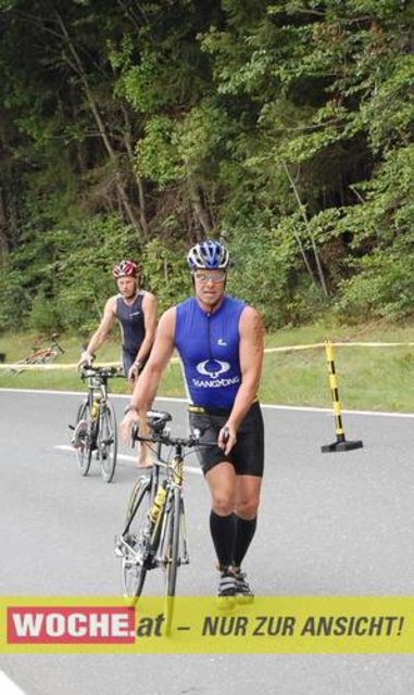An die 500 Triathleten mußten 500 Meter schwimmen, 32 Kilometer radfahren und 6,7 Kilometer laufen.