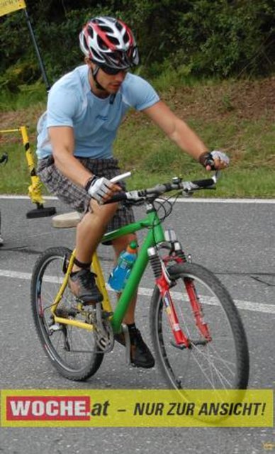 An die 500 Triathleten mußten 500 Meter schwimmen, 32 Kilometer radfahren und 6,7 Kilometer laufen.
