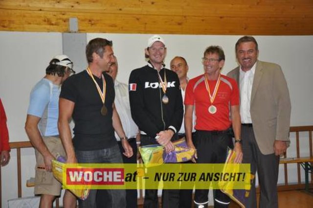 An die 500 Triathleten mußten 500 Meter schwimmen, 32 Kilometer radfahren und 6,7 Kilometer laufen.