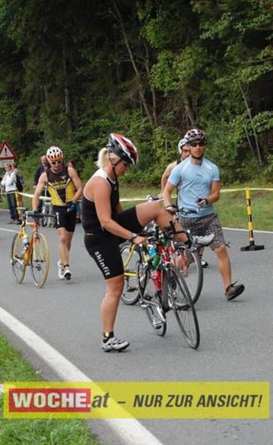 An die 500 Triathleten mußten 500 Meter schwimmen, 32 Kilometer radfahren und 6,7 Kilometer laufen.