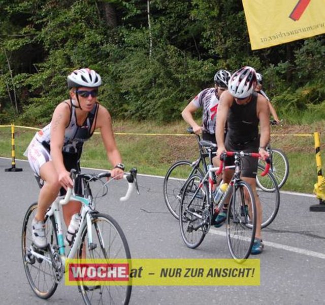 An die 500 Triathleten mußten 500 Meter schwimmen, 32 Kilometer radfahren und 6,7 Kilometer laufen.