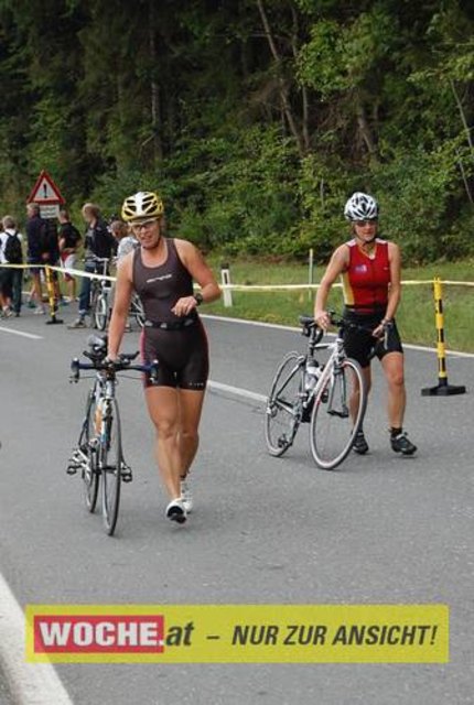 An die 500 Triathleten mußten 500 Meter schwimmen, 32 Kilometer radfahren und 6,7 Kilometer laufen.