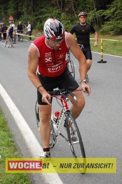 An die 500 Triathleten mußten 500 Meter schwimmen, 32 Kilometer radfahren und 6,7 Kilometer laufen.