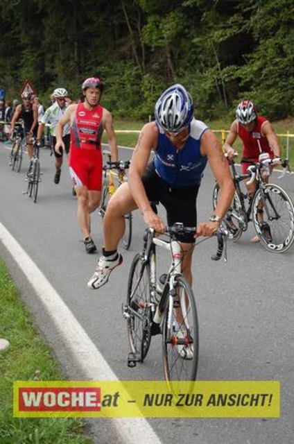 An die 500 Triathleten mußten 500 Meter schwimmen, 32 Kilometer radfahren und 6,7 Kilometer laufen.