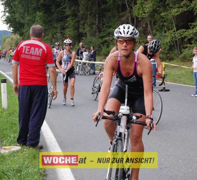 An die 500 Triathleten mußten 500 Meter schwimmen, 32 Kilometer radfahren und 6,7 Kilometer laufen.