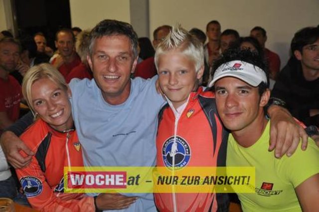 An die 500 Triathleten mußten 500 Meter schwimmen, 32 Kilometer radfahren und 6,7 Kilometer laufen.