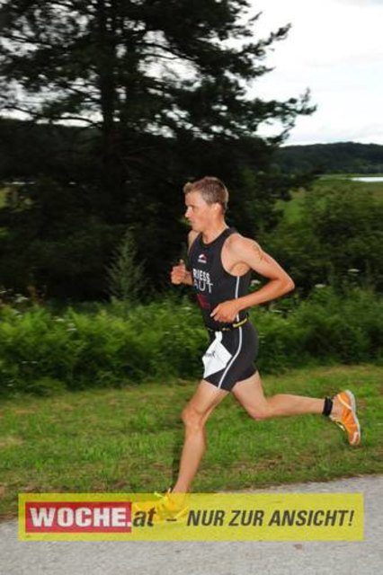An die 500 Triathleten mußten 500 Meter schwimmen, 32 Kilometer radfahren und 6,7 Kilometer laufen.