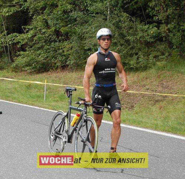 An die 500 Triathleten mußten 500 Meter schwimmen, 32 Kilometer radfahren und 6,7 Kilometer laufen.