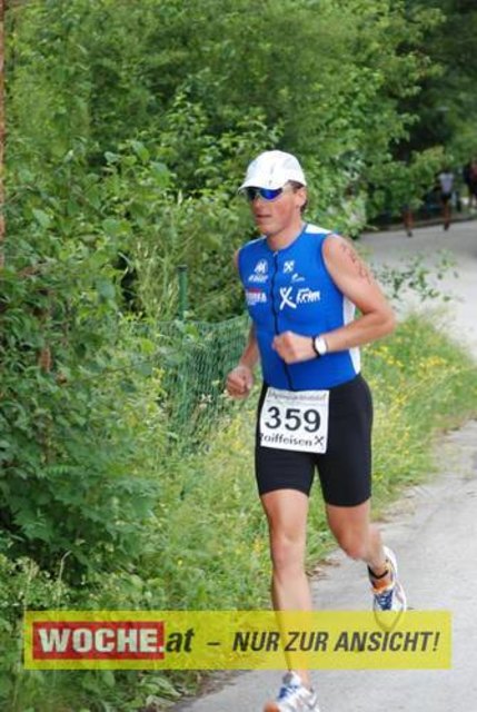 An die 500 Triathleten mußten 500 Meter schwimmen, 32 Kilometer radfahren und 6,7 Kilometer laufen.