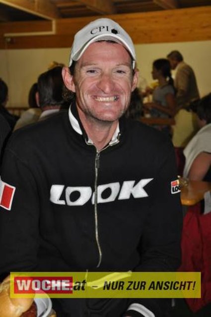 An die 500 Triathleten mußten 500 Meter schwimmen, 32 Kilometer radfahren und 6,7 Kilometer laufen.