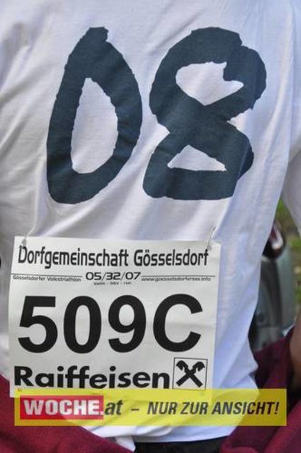 An die 500 Triathleten mußten 500 Meter schwimmen, 32 Kilometer radfahren und 6,7 Kilometer laufen.