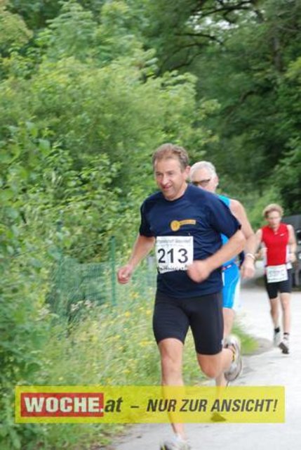 An die 500 Triathleten mußten 500 Meter schwimmen, 32 Kilometer radfahren und 6,7 Kilometer laufen.
