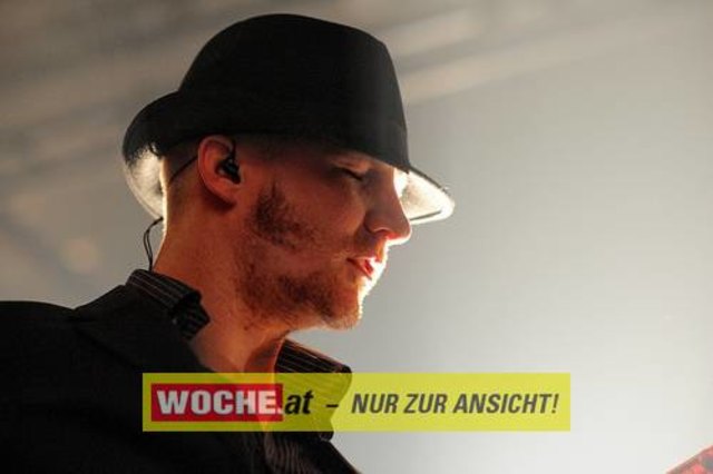 Im Volxhaus stellte Parov Stelar sein neues Album namens "Coco" vor. Zuvor legte DJ Mike Rigler treibenden House Beat auf.