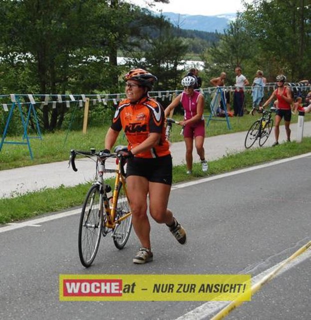 An die 500 Triathleten mußten 500 Meter schwimmen, 32 Kilometer radfahren und 6,7 Kilometer laufen.