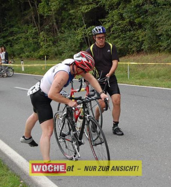 An die 500 Triathleten mußten 500 Meter schwimmen, 32 Kilometer radfahren und 6,7 Kilometer laufen.
