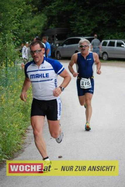 An die 500 Triathleten mußten 500 Meter schwimmen, 32 Kilometer radfahren und 6,7 Kilometer laufen.