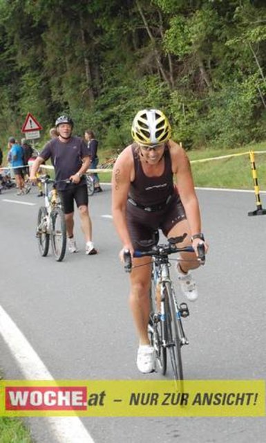 An die 500 Triathleten mußten 500 Meter schwimmen, 32 Kilometer radfahren und 6,7 Kilometer laufen.