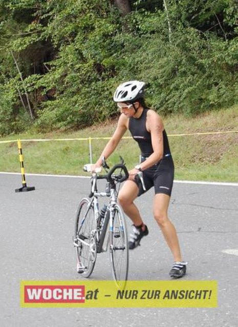 An die 500 Triathleten mußten 500 Meter schwimmen, 32 Kilometer radfahren und 6,7 Kilometer laufen.