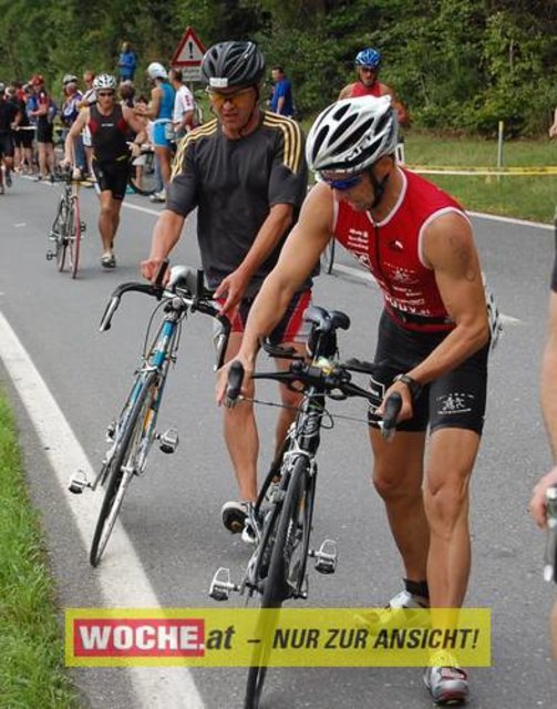 An die 500 Triathleten mußten 500 Meter schwimmen, 32 Kilometer radfahren und 6,7 Kilometer laufen.