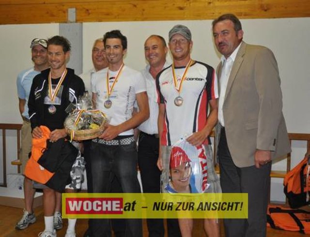 An die 500 Triathleten mußten 500 Meter schwimmen, 32 Kilometer radfahren und 6,7 Kilometer laufen.