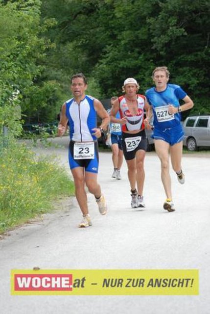 An die 500 Triathleten mußten 500 Meter schwimmen, 32 Kilometer radfahren und 6,7 Kilometer laufen.