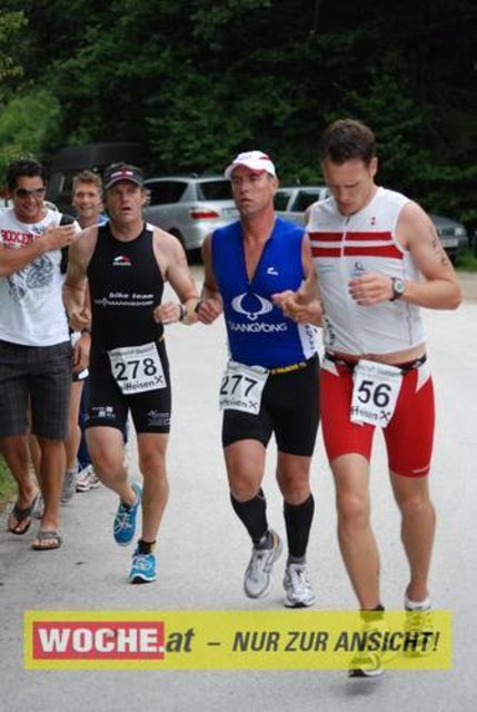 An die 500 Triathleten mußten 500 Meter schwimmen, 32 Kilometer radfahren und 6,7 Kilometer laufen.