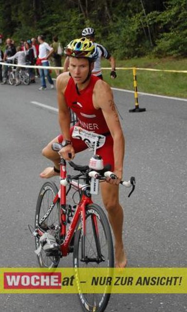 An die 500 Triathleten mußten 500 Meter schwimmen, 32 Kilometer radfahren und 6,7 Kilometer laufen.