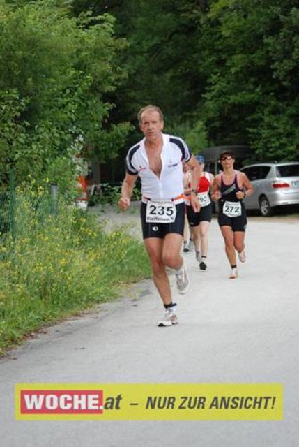 An die 500 Triathleten mußten 500 Meter schwimmen, 32 Kilometer radfahren und 6,7 Kilometer laufen.