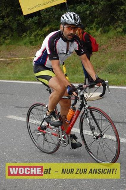 An die 500 Triathleten mußten 500 Meter schwimmen, 32 Kilometer radfahren und 6,7 Kilometer laufen.