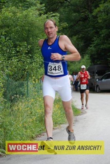 An die 500 Triathleten mußten 500 Meter schwimmen, 32 Kilometer radfahren und 6,7 Kilometer laufen.