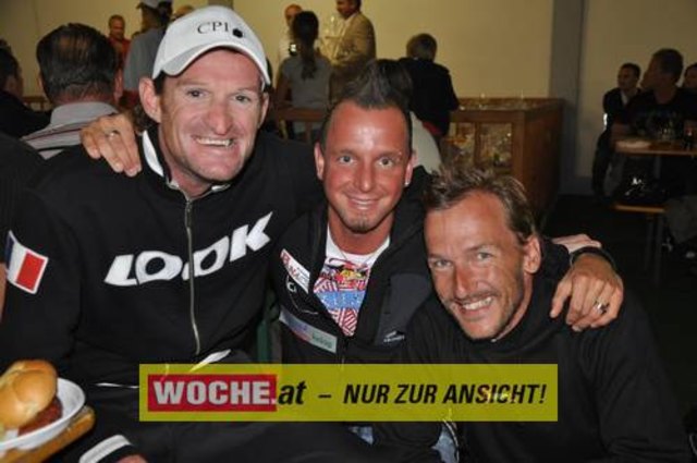 An die 500 Triathleten mußten 500 Meter schwimmen, 32 Kilometer radfahren und 6,7 Kilometer laufen.