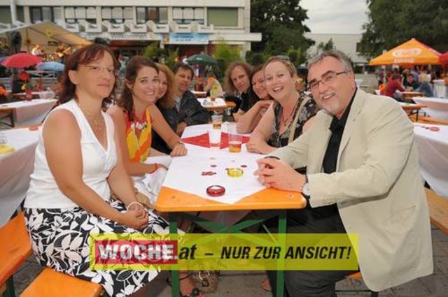 Rektor Heinrich C. Mayr lud zum Unisommer 2009 auf dem Vorplatz der Universität Klagenfurt, dem viele Mitarbeiter und Freunde der Alpen Adria Universtität Klagenfurt folgten.