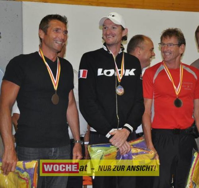 An die 500 Triathleten mußten 500 Meter schwimmen, 32 Kilometer radfahren und 6,7 Kilometer laufen.