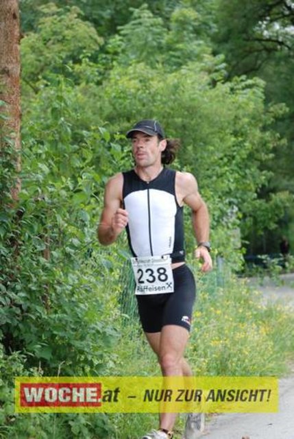 An die 500 Triathleten mußten 500 Meter schwimmen, 32 Kilometer radfahren und 6,7 Kilometer laufen.