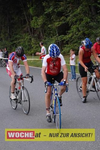 An die 500 Triathleten mußten 500 Meter schwimmen, 32 Kilometer radfahren und 6,7 Kilometer laufen.