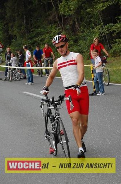 An die 500 Triathleten mußten 500 Meter schwimmen, 32 Kilometer radfahren und 6,7 Kilometer laufen.