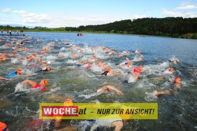 An die 500 Triathleten mußten 500 Meter schwimmen, 32 Kilometer radfahren und 6,7 Kilometer laufen.