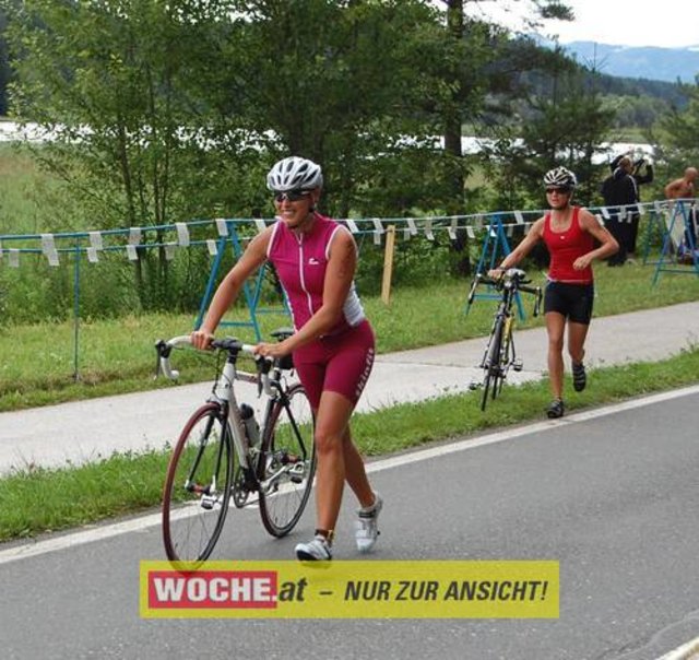 An die 500 Triathleten mußten 500 Meter schwimmen, 32 Kilometer radfahren und 6,7 Kilometer laufen.