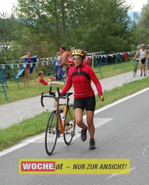 An die 500 Triathleten mußten 500 Meter schwimmen, 32 Kilometer radfahren und 6,7 Kilometer laufen.